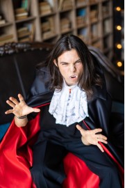 Карнавальний костюм для аниматорів Вампір в червоному Хеловін Карнавальний костюм для аниматорів Вампір в червоному Хеловін